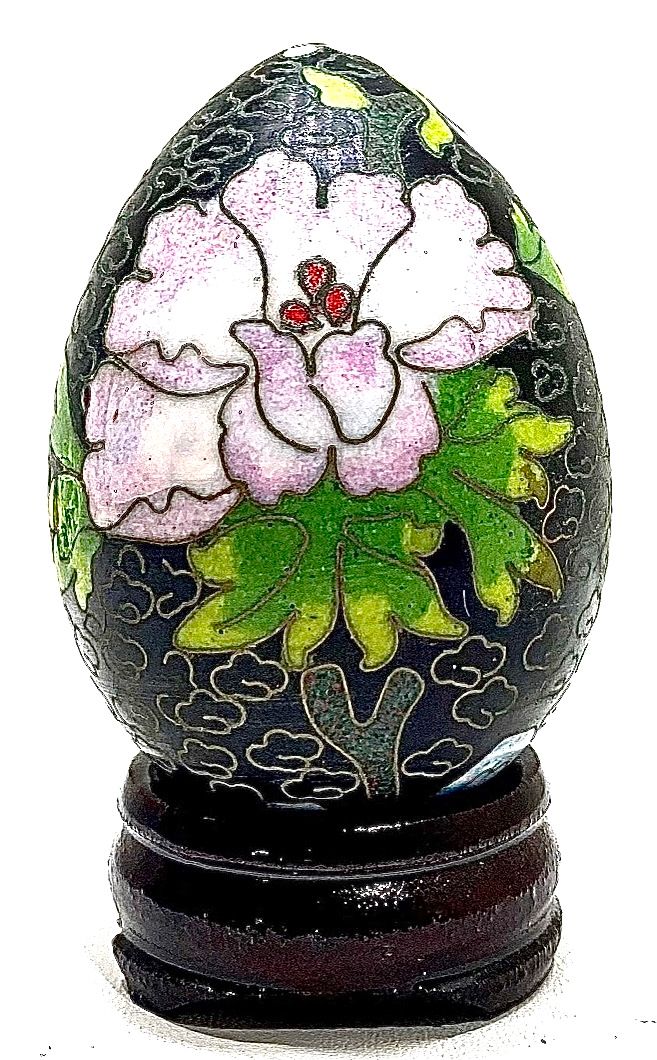 ביצת קלאוזנה עם מעמד עץ ייעודי, מחצית ראשונה מטה ה-20, גובה 8 ס"מ