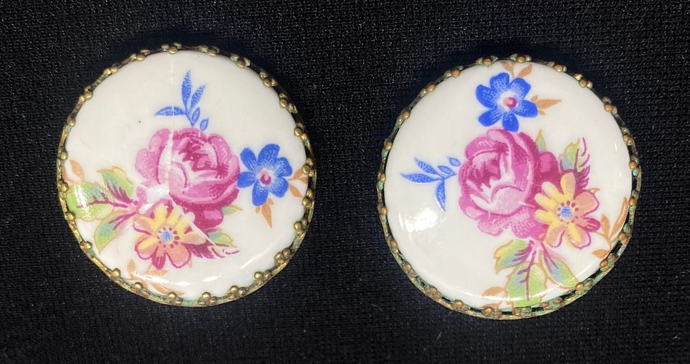 עגילי קליפס צמודי אוזן, וינטאג', בסגנון ויקטוריאני, נחושת ופלאק פורצלן עם ציור עבודת יד, סדק 