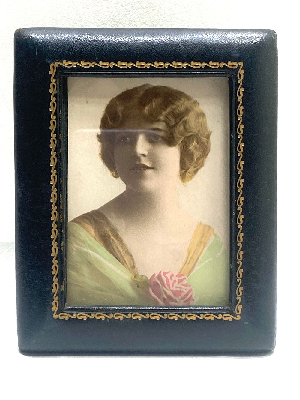 מסגרת וינטאג' שולחנית, חיפוי עור וסאטן, במסגרת גלויה מקורית מתחילת מאה ה-20, מידות המסגרת: 12X10 ס"מ