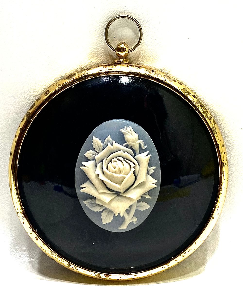 קמאו פורצלן וינטאג' במסגרת מתכת עם פרספקס, תוצרת PETER BATES ENGLAND, שמור, מדבקת מקור, קוטר 