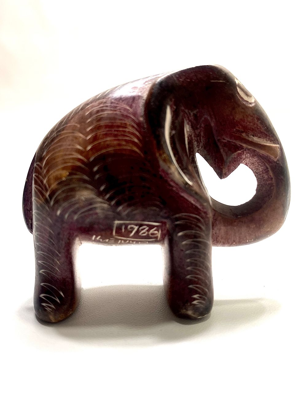 פסל "פיל" עבודת סיתות באבן, חתום ומתוארך 1986, 6.5X6 ס"מ