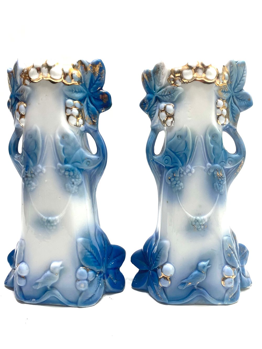 צמד אגרטלי פורצלן אר נובו, עבודת יד אומן, עבודת בלט אלגנטית עם נגיעות זהב, גובה 16 ס"מ, ממוספרים