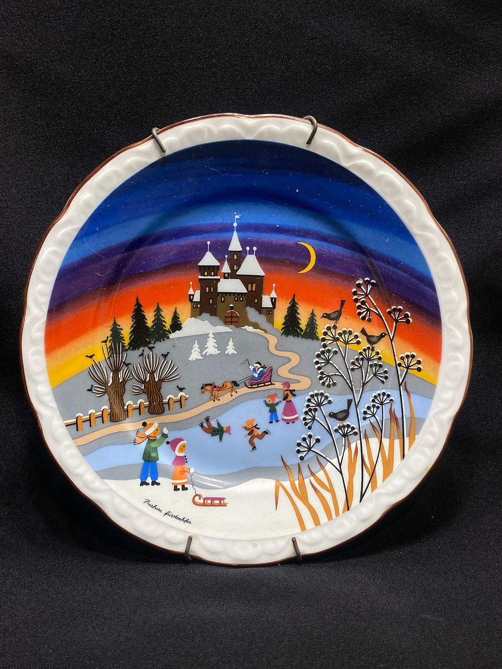 צלחת אספנות וינטאג' MITTERTEICH BAVARIA
עיצוב BARBARA FIRSTENHOFER, חתום גם ע"י האומנית מסדרת 4 