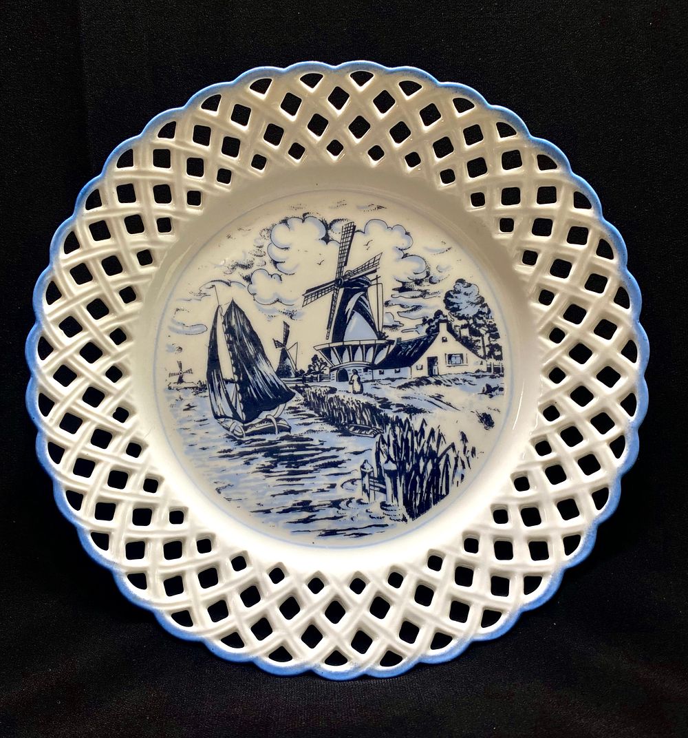 צלחת נוי/אספנות פורצלן תוצרת DELFT BLUE FINE HOLLAND PORZELLAN, עבודת חסר יפה עבודת אומן, חתום 