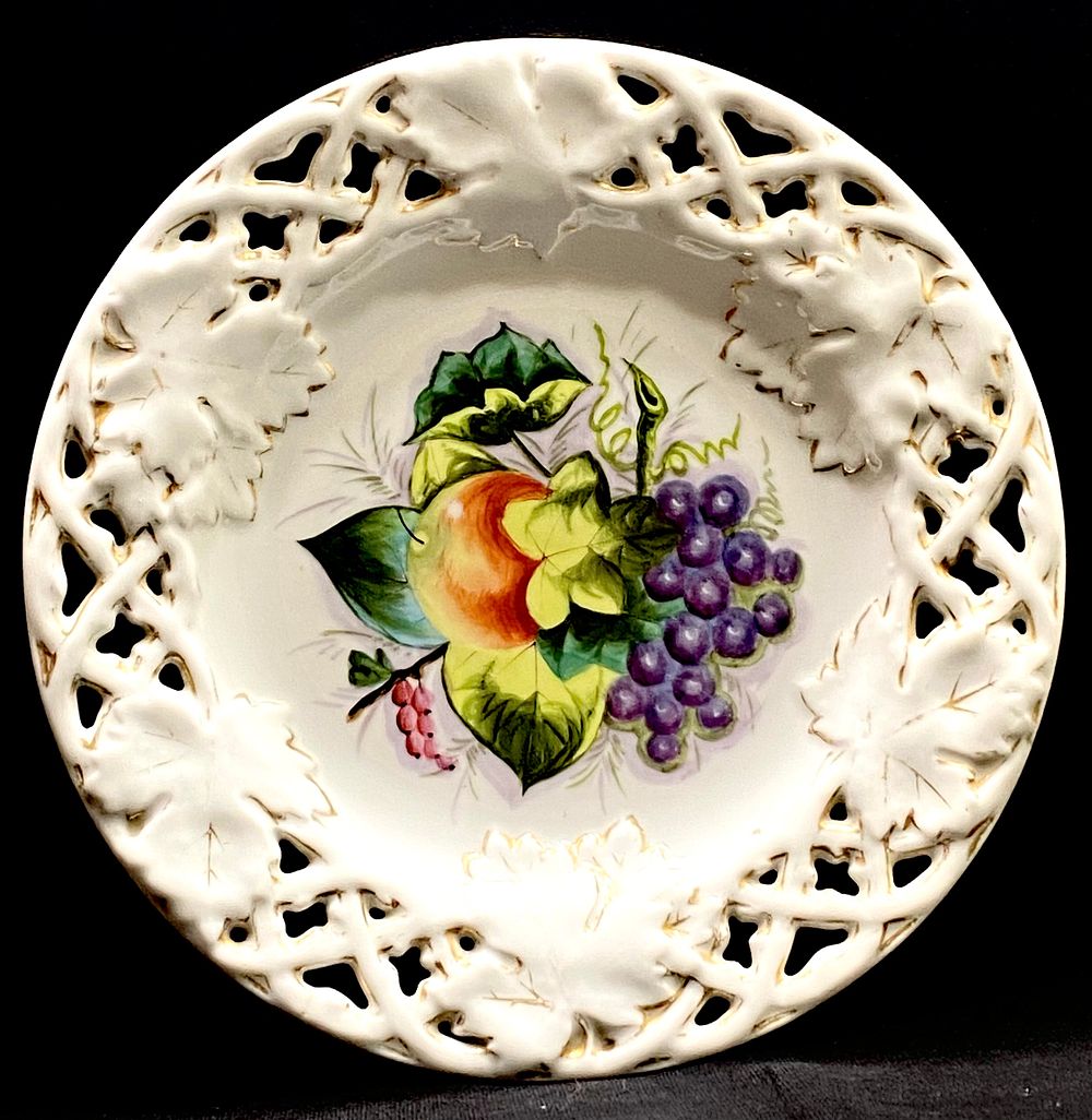 צלחת אספנות עתיקה פאיינס, ציור עבודת יד אומן, עבודת בלט ועבודת חסר עם נגיעות זהב, קוטר 20 ס"מ