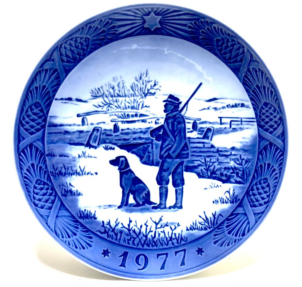 צלחת אספנות, פורצלן תוצרת ROYAL COPENHAGEN, חתומה, ממוספרת ומתוארכת 1977, מתוך סדרת חג המולד 