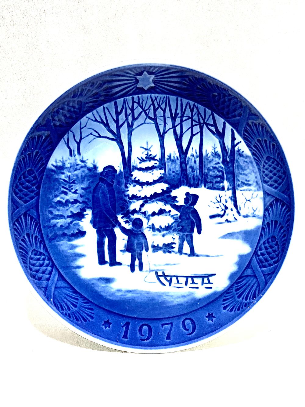 צלחת אספנות, פורצלן תוצרת ROYAL COPENHAGEN, חתומה, ממוספרת ומתוארכת 1979, מתוך סדרת חג המולד 