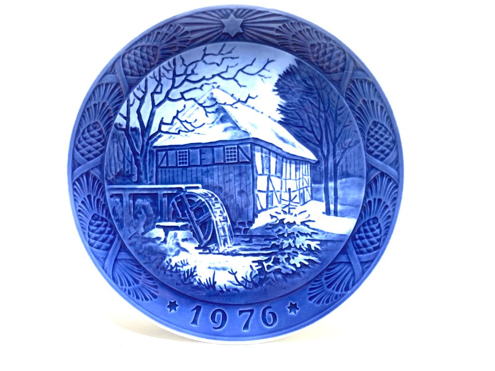 צלחת אספנות, פורצלן תוצרת ROYAL COPENHAGEN, חתומה, ממוספרת ומתוארכת 1976, מתוך סדרת חג המולד 