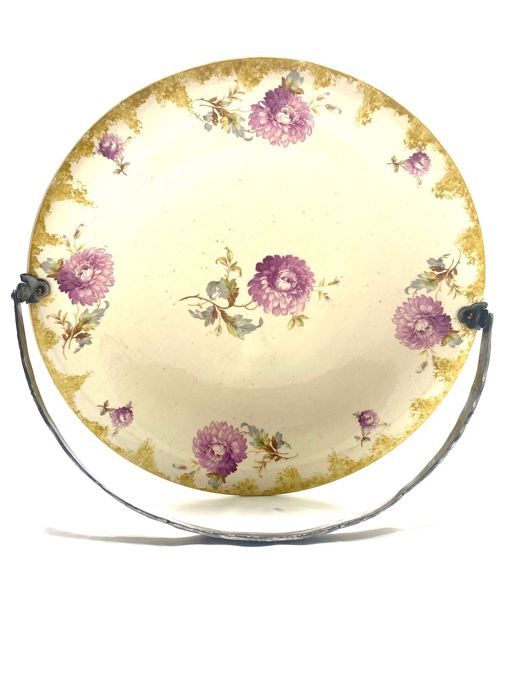 צלחת הגשה עם ידית, בצורת סלסלה, פאיינס, ידית ברונזה בציפוי כסף עמוק ועם עבודת בלט אלגנטית על 