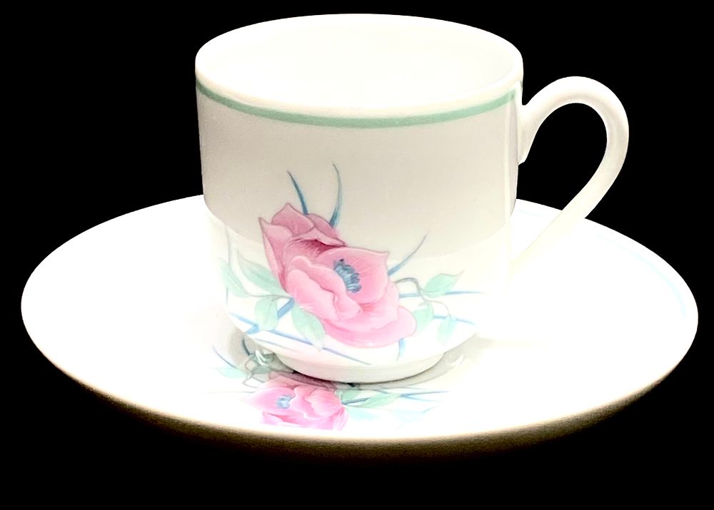 ספל ותחתית למוקו, וינטאג' אלגנטי תוצרת 
LIMOGES FINE BONE FRANCE PORCELAINE
ציור עבודת יד 