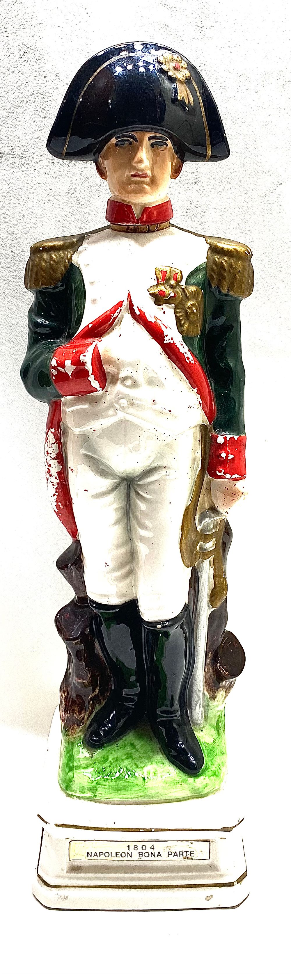 דקנטר פאיינס משולב "תיבת" נגינה, בצורת פיגורת "נפוליאון בונפרט", צביעת עבודת יד אומן (שחיקה 