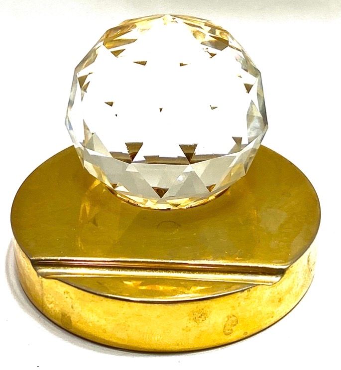 VALERIO ALBERTO USA
מעמד לכרטיסי ביקור/משקולת נייר , ברונזה מוזהבת וקריסטל ליטוש סורובסקי, חתום 