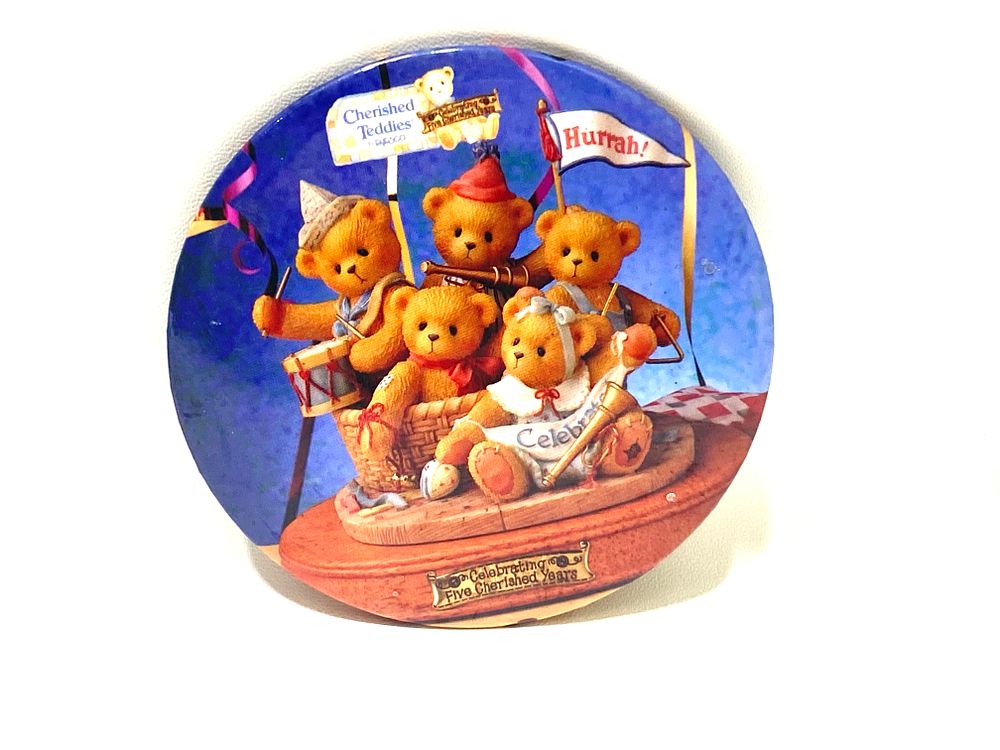 לאספני נושא CHERISHED TEDDIES
סיכת אספנות, גלוית מועדון חברות ותעודת מקור
מבוסס על עבודת של 