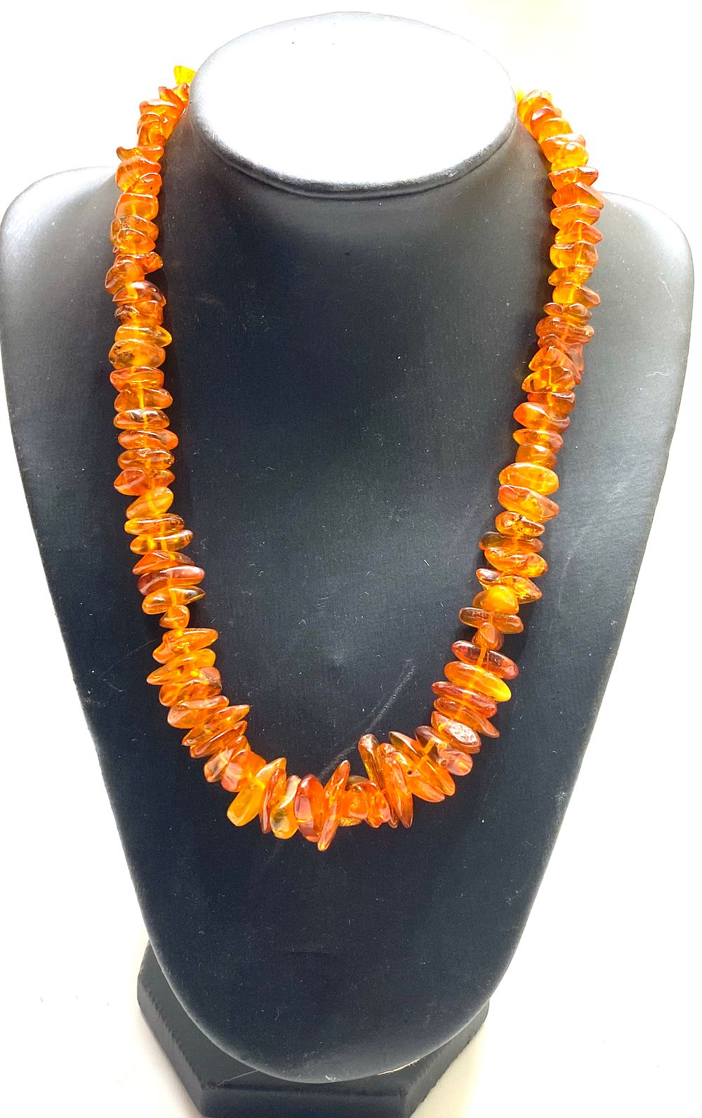 מחרוזת ענבר בלטי עם סוגר מענבר, אורך במצב סגור 22 ס"מ, חרוזים 0.5-2 ס"מ רוחב