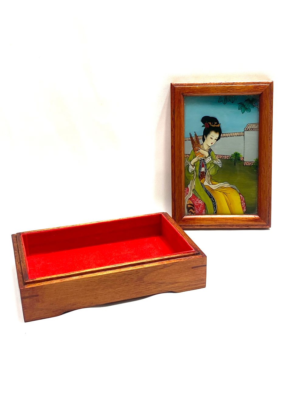 קופסת טבק וינטאג' ממזרח הרחוק, עץ וזכוכית מעוטרת ציור עבודת יד אומן על זכוכית שבמכסה, 13X9X4 ס"מ