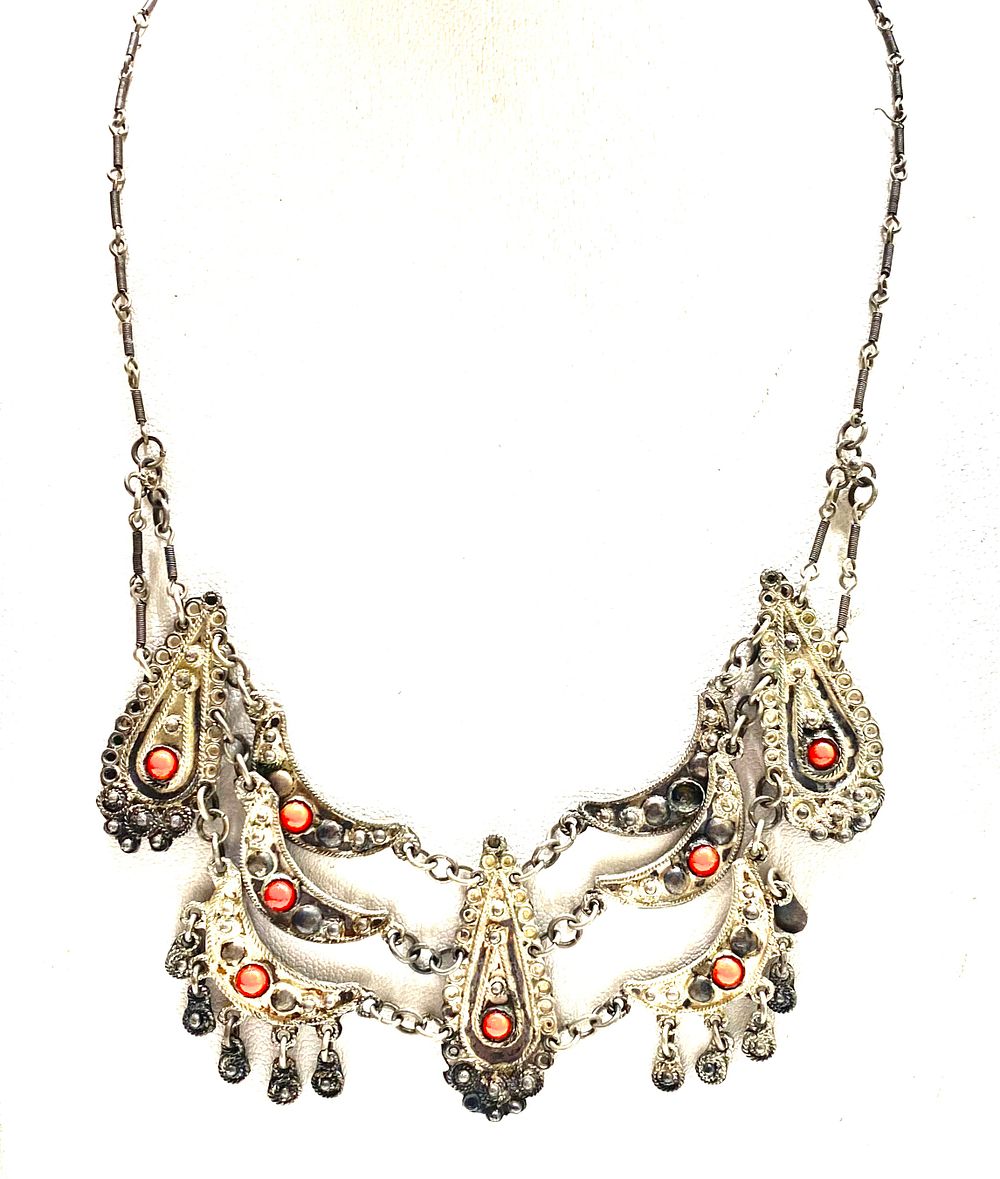 רביד כסף (נבדק) עבודת מעצבים , משובץ אבני חן (חוסר מספר אבנים ראה צילום), אורך במצב סגור, 25 ס"מ