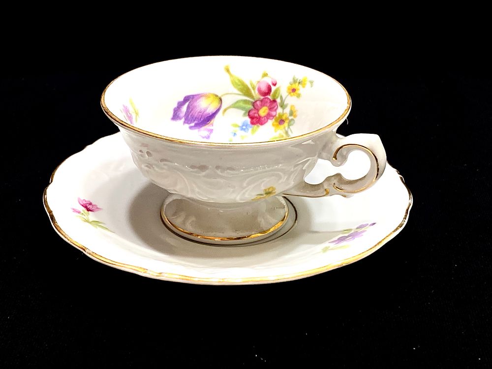 ספל ותחתית למוקה 1937-1951
פורצלן תוצרת KPM FINE BONE POLAND PORZELLAN
חתום, פורצלן איי בורי 