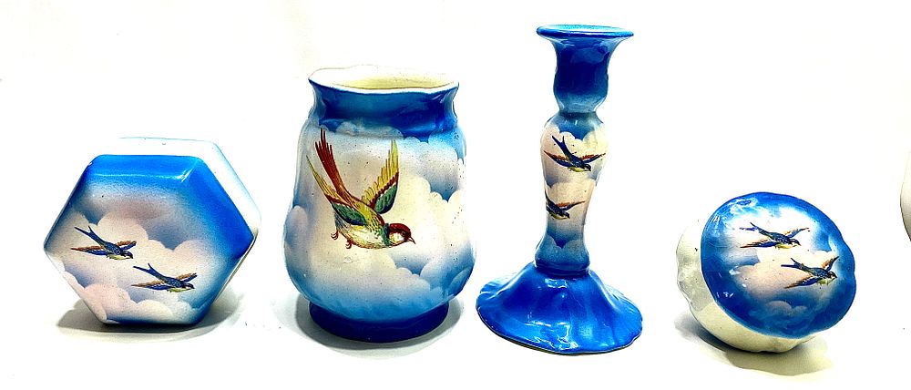 סט 4 חלקים לשולחן טיפוח של אישה:
פאיינס, עתיק ויקטוריאני, אנגלי, ציור עבודת יד בשילוב דקאלים 