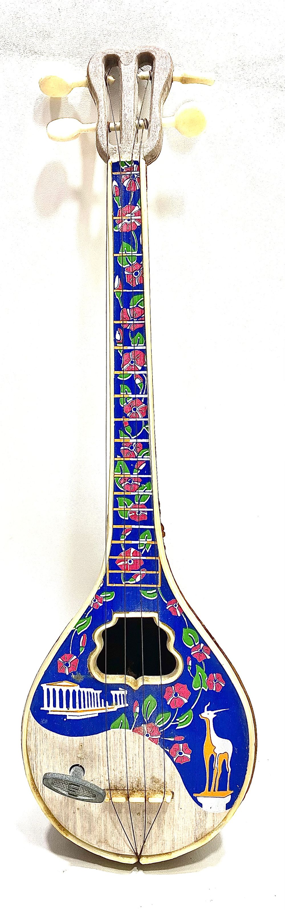 בוזוקי דקורטיבי מנגנת עם מנגנון מתיחה, וינטאג' יווני במצב עבודה, אורך 32 ס"מ, שמור מאוד לגילו ונדיר