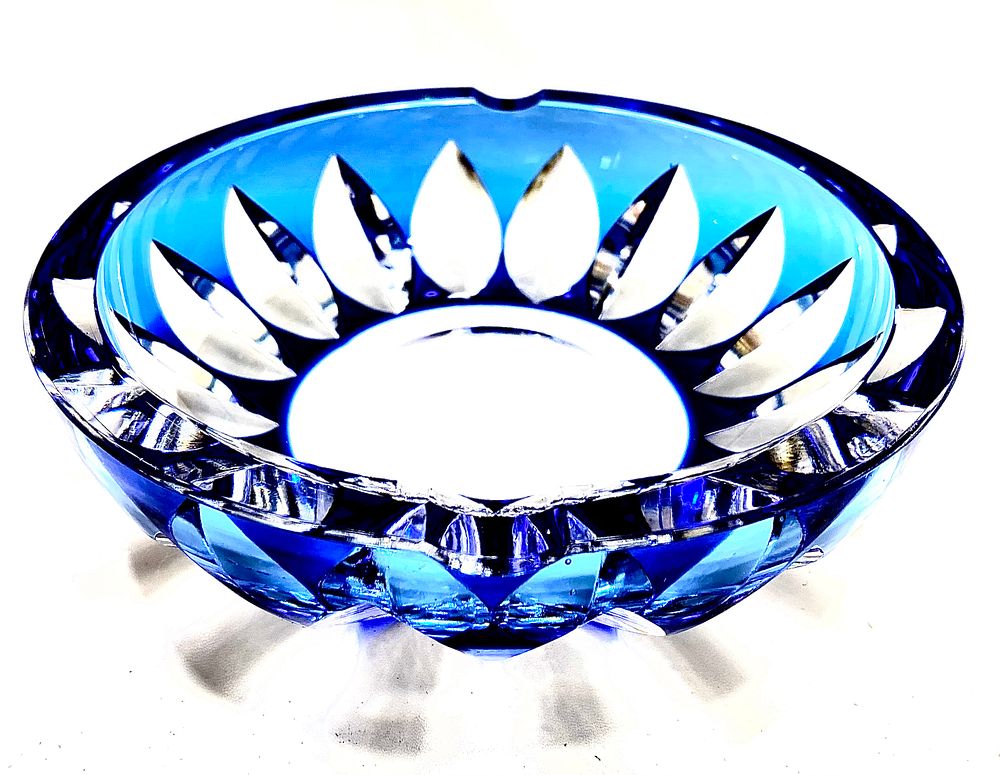 מאפרת קריסטל קובלת מרובדת, תוצרת VAL SAINT LAMBERT, חתומה, שנות ה30-50, קוטר 17 ס"מ, עומק 5 ס"מ