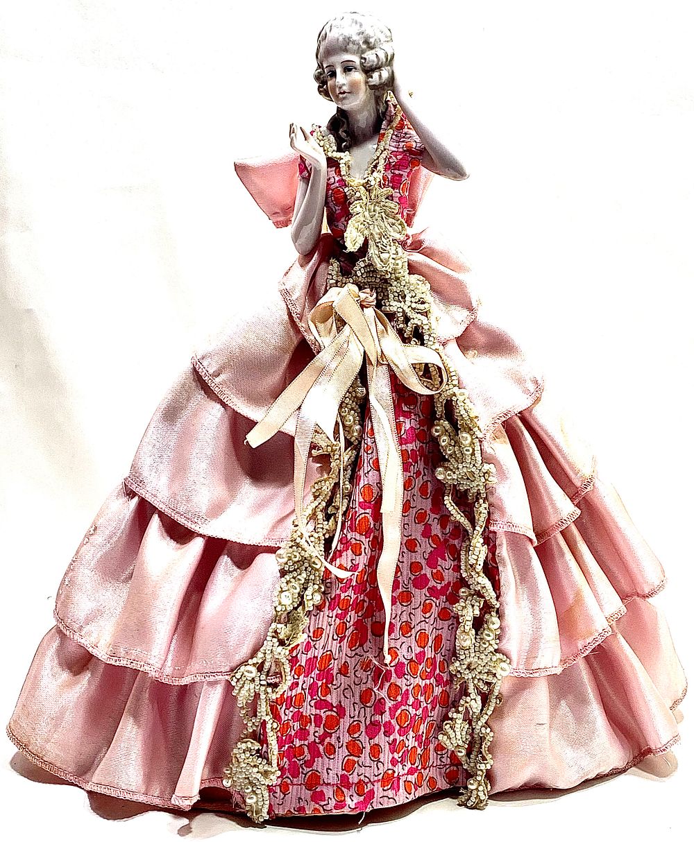 בובת אספנות עתיקה BUST DOLL / בובת חצי גוף, על מעמד חוטי מתחת בתוך שמלה בסגנון ויקטוריאני 