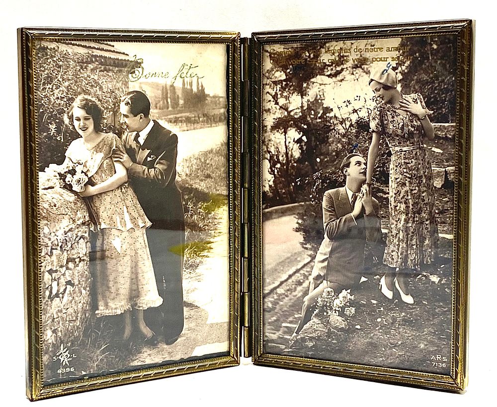 מסגרת וינטאג' כפולה שולחנית, בצורת ספר, לנסיעות, נחושת וזכוכית, ובה 2 גלויות רומנטיות משליש 