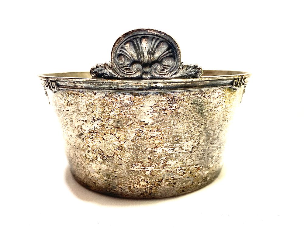 כלי עתיק ברונזה בציפוי כסף (שחיקה תואמת גיל) 
תוצרת REED&BARTON, חתום, ממוספר, קוטר 17 ס"מ 