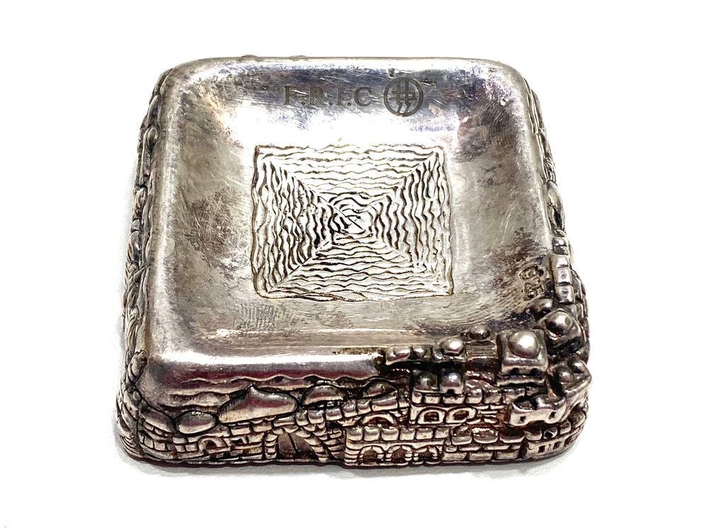 מאפרת כסף 925 חתומה, מעוטרת בעבודת בלט אלגנטית של נופי ירושלים יד אומן, 6.5X6.5X2.5 ס"מ