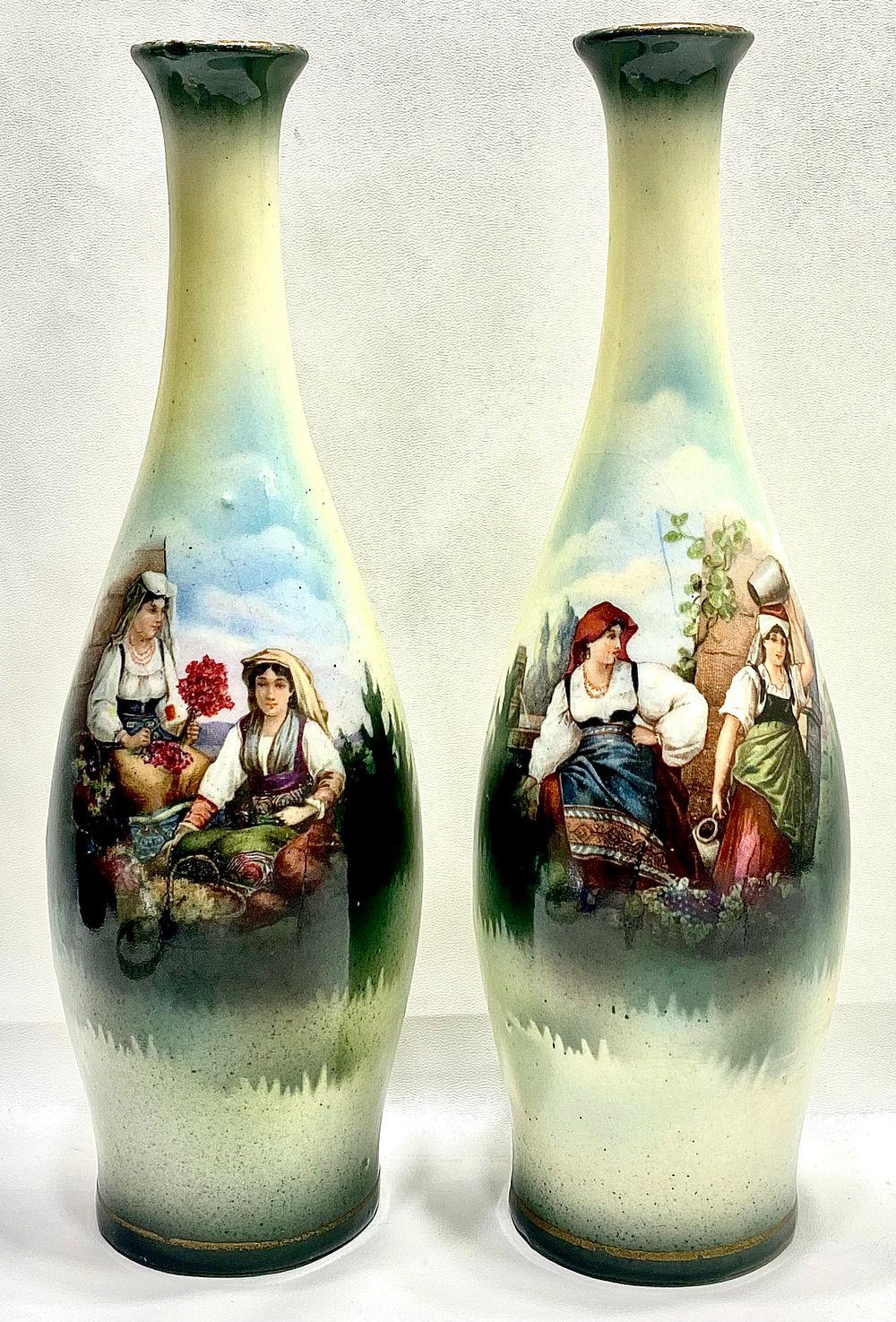 צמד אגרטלים עתיקים, פאיינס, ציור עבודת יד בשילוב דקאלים, חתום, נדיר ואלגנטי, גובה 22 ס"מ