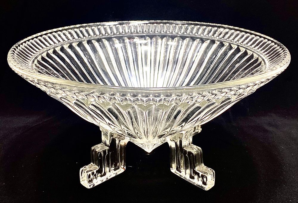 קערת זכוכית ארט דקו, שמורה מאוד מרשימה ואלגנטית, גובה 12 ס"מ , קוטר עליון 25 ס"מ