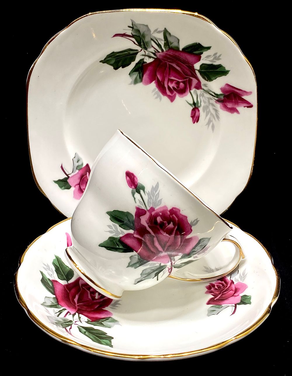 PANDORA DUCHESS FINE BONE ENGLAND PORCELAINE
טריו פורצלן וינטאג' אנגלי, חתום, דקאלים ונגיעות 