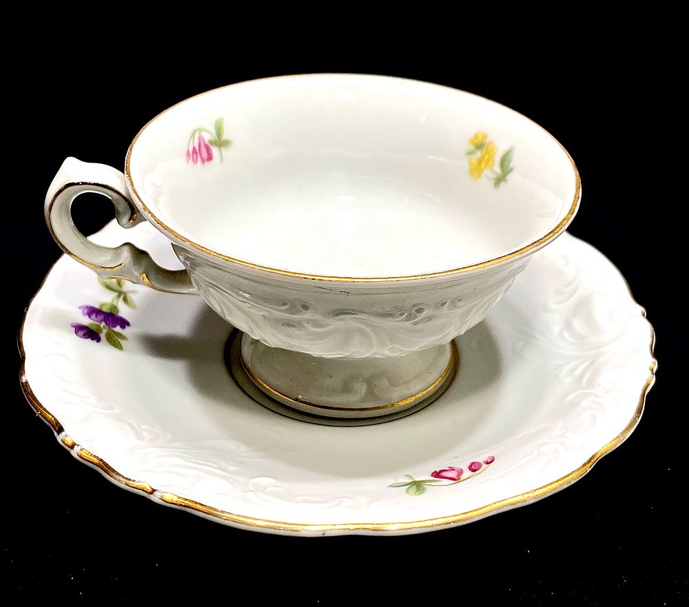 KPM KONIGLICHE PORZELLAN MANUFAKTUR POLAND 
ספל ותחתית למוקה, פורצלן וינטאג' פולני, 1948-1956, חתום