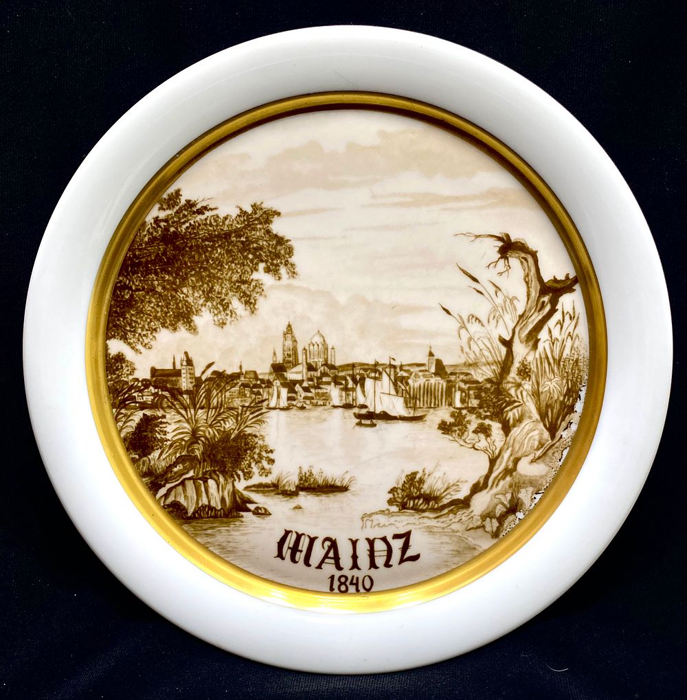 צלחת אספנות פורצלן וינטאג' גרמני תוצרת FURSTENBERG FINE GERMANY PORZELLAN, חתום, קוטר 19.5 ס"מ