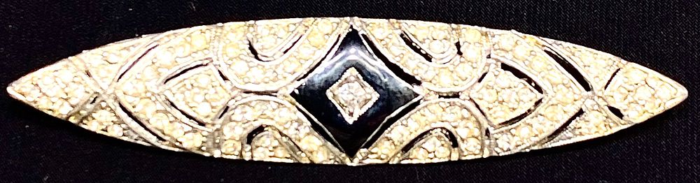 סיכת דש וינטאג' בסגנון ארט דקו, משובצת קריסטלים ומעוטרת עבודת אמייל במרכז, 8.5X2 ס"מ