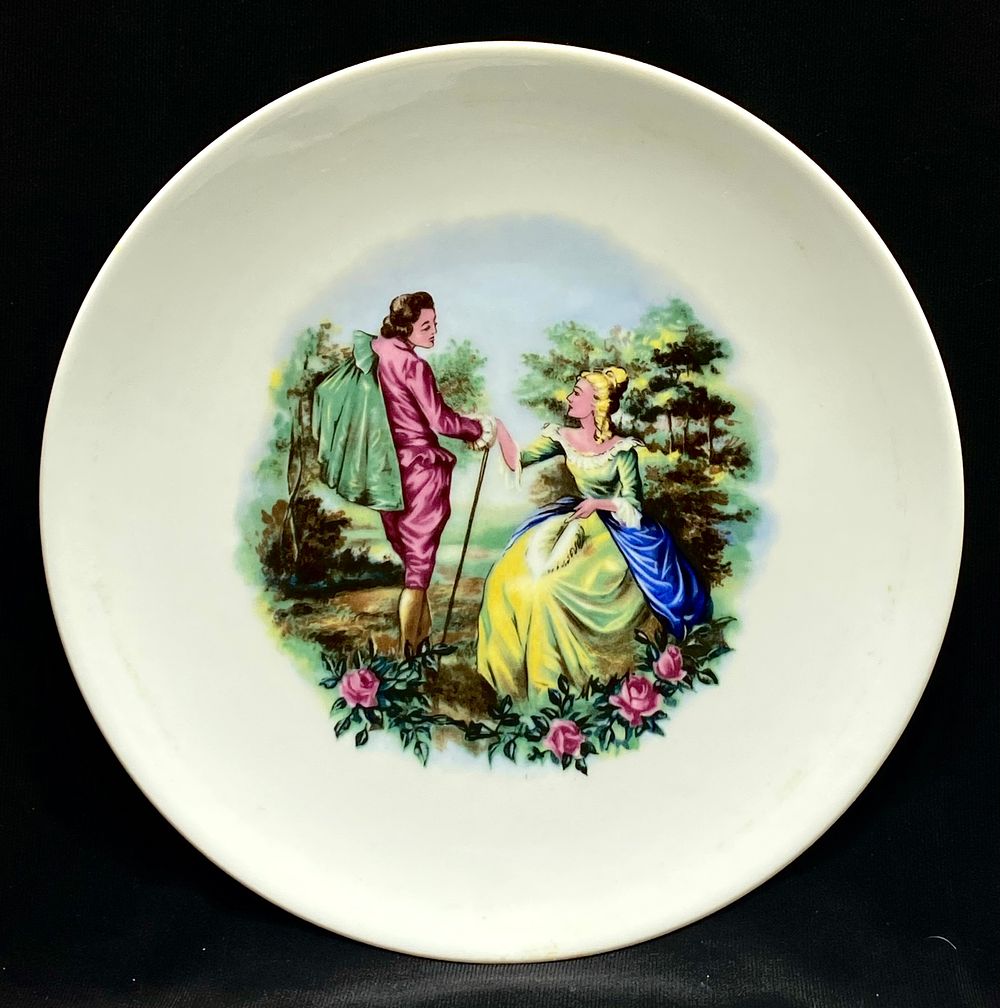 צלחת אספנות פורצלן, וינטאג', הדפס בסגנון ויקטוריאני, תוצרת APILCO FINE BONE FRANCE PORCELAINE 