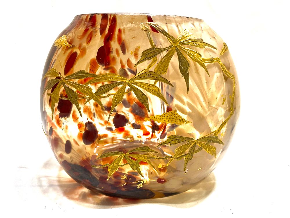 ERNEST LEVEILLE HARRACH GLASS
אגרטל זכוכית עתיק 1873-1926, זכוכית "מנומרת" עם עיטורי אמייל זהב 