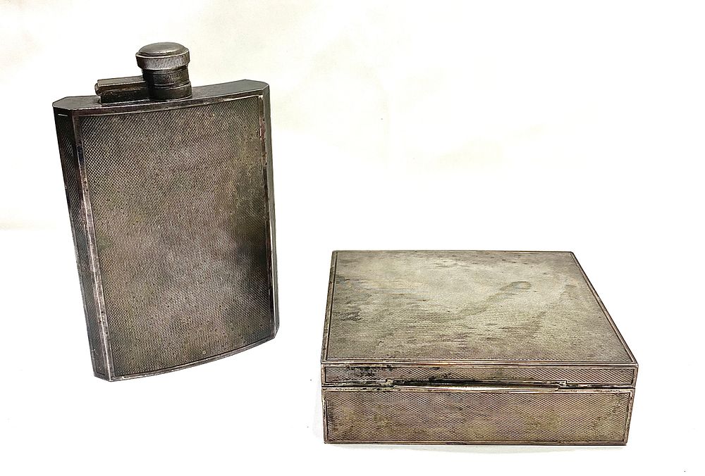 סט לגבר ארט דקו מאת גיימס דיקסון ובניו אנגליה
James Dixon & Sons
פלאסק (9.5X15X2.5) וקופסת 