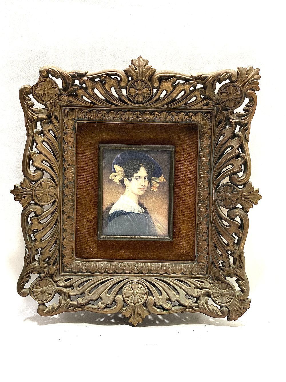 מסגרת לתליה בסגנון עתיק, מלמין, ברונזה וקטיפה, במסגרת הדפס בסגנון עתיק, מחופה זכוכית מקומרת 