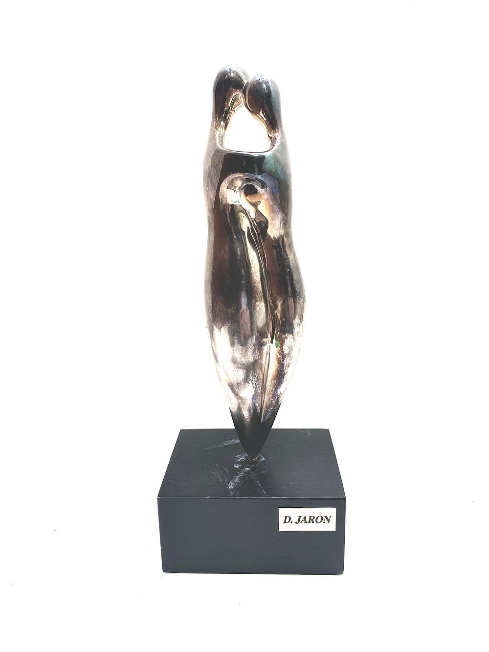 "זוג רוקד" D.JARON
פסל ישראלי כסף 925 אלקטרופורמינג, על מעמד עץ ייעודי, חתום, גובה כולל בסיס 25 ס"מ