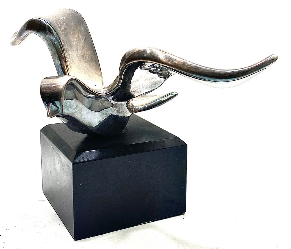 "יונה" N.S. BAR-ON
פסל כסף 925 אלקטרופורמינג על מעמד עץ ייעודי, ישראל, חתום, 21X15X14 ס"מ