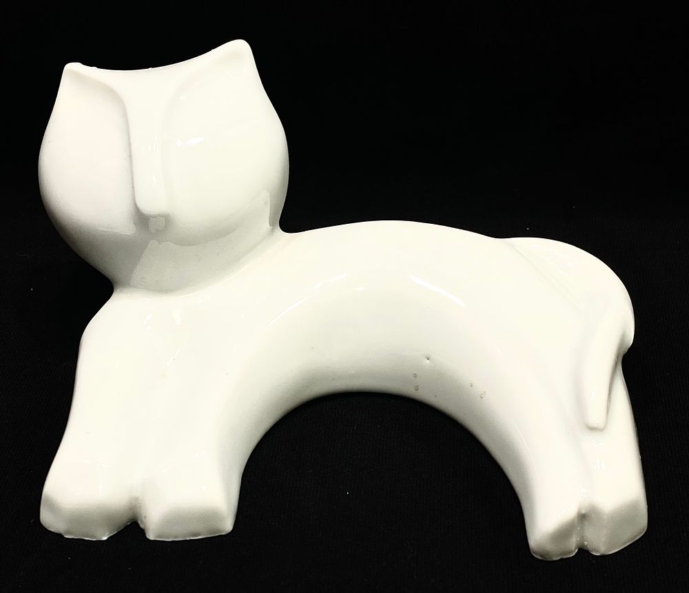 "חתול שוכב" - פסל פורצלן מודרניסטי, וינטאג' ישראלי תוצרת נעמן פורצלן, מהדורה מוגבלת "לבנים" 