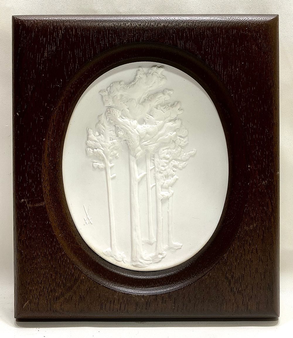 MEISSEN FINE BONE GERMANY PORZELLAN
מדליון פורצלן ביסקוויט במסגרת עץ מלא ייעודי, חתום, מהדורה 