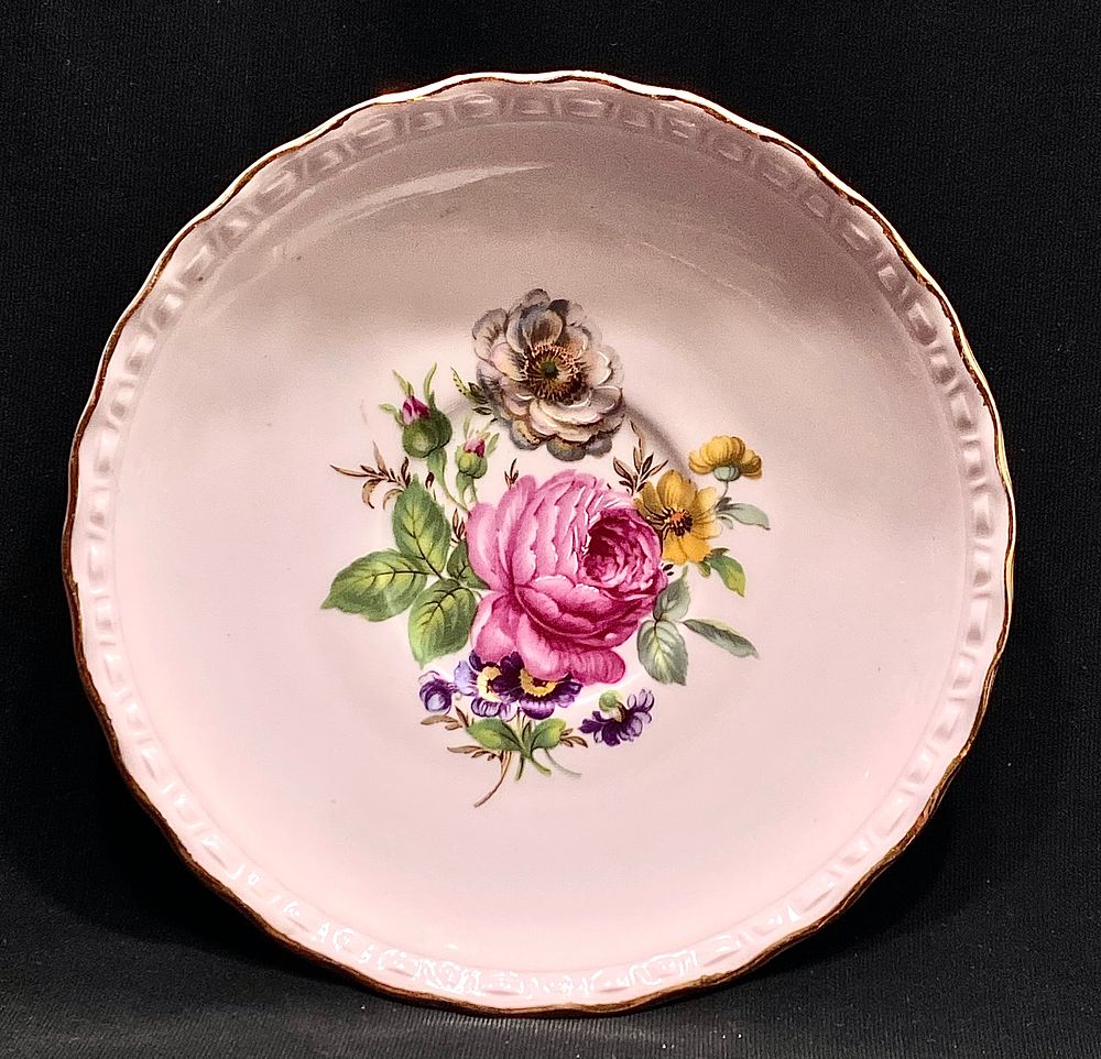 צלחת פורצלן וינטאג', תוצרת HUTSCHENREUTHER FINE BONE GERMANY PORZELLAN, זיגוג ורוד, ציור עבודת 