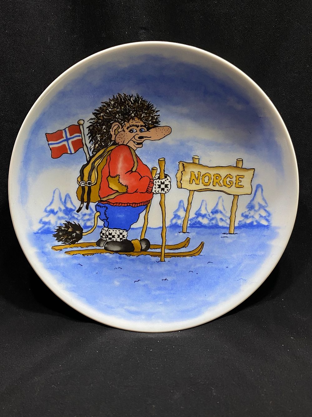 צלחת נוי לתליה, פורצלן לאספנים, תוצרת נורבגיה, חתום על ידי מעצב UNNI WOLDVIK, קוטר 19 ס"מ