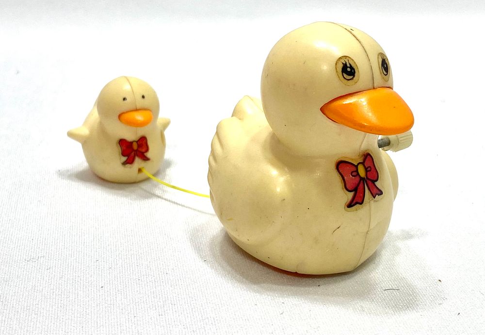 צעצוע וינטאג' מכני, "משפחת ברווזים" 1972, במצב עבודה, גובה 4.5 ס"מ