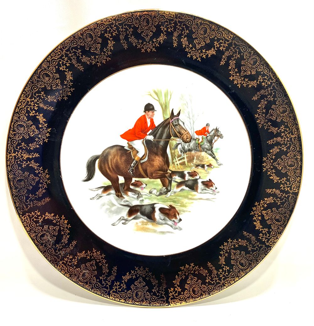 צלחת פורצלן בנושא "צייד" , דקאלים, עיטורי זהב וציור עבודת יד, קוטר 27 ס"מ