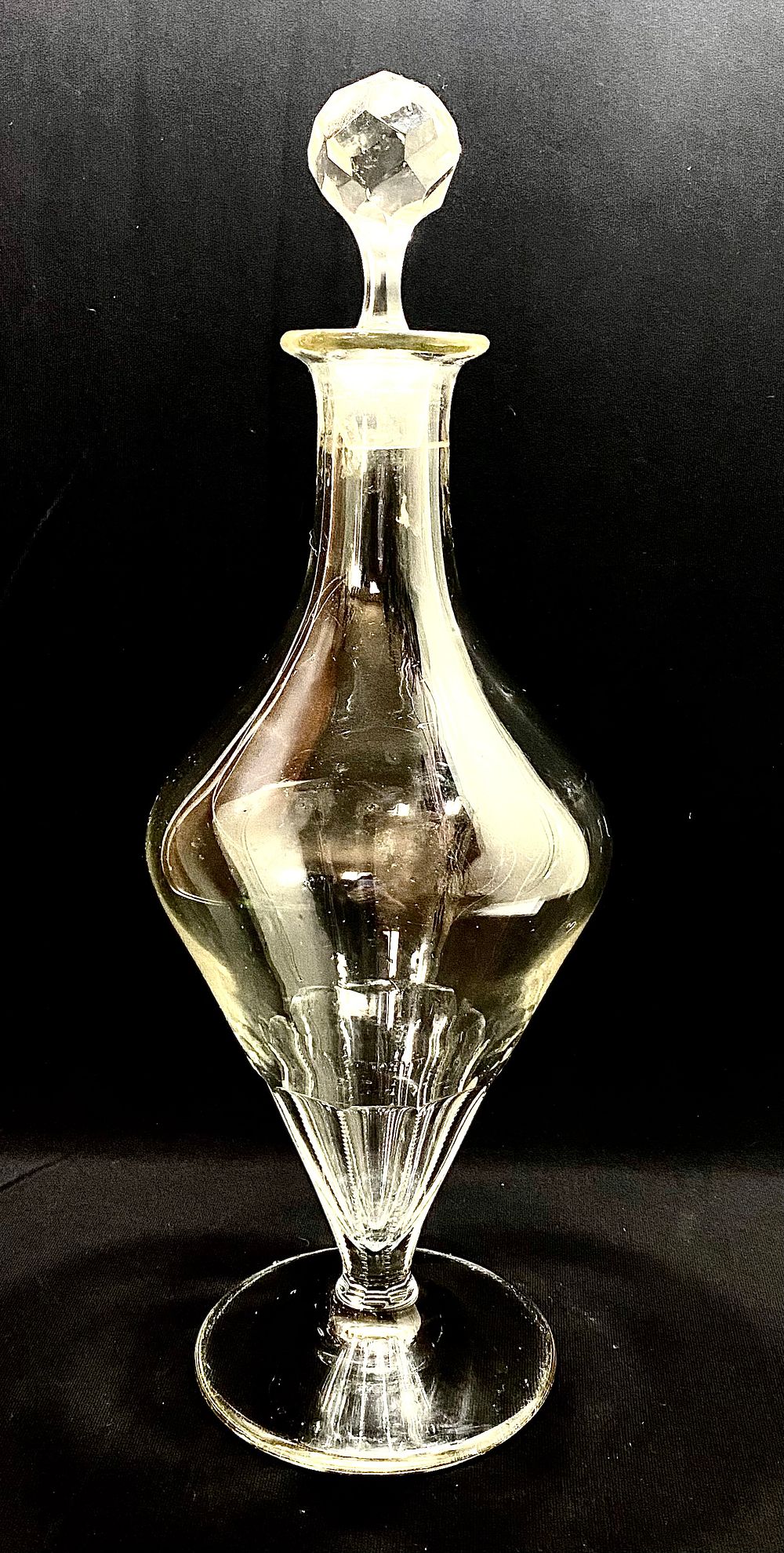 דקנטר זכוכית תוצרת GERDA STROMBERG, 
מהדורה מוגבלת 1933 "HERRGARDEN", גובה כולל מכסה - 37 ס"מ