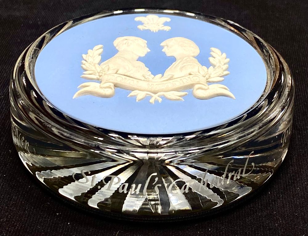 לאספני נושא Royal wedding Diana & Charles ולחובבי פריטים נדירים תוצרת Wedgwood משקולת נייר 