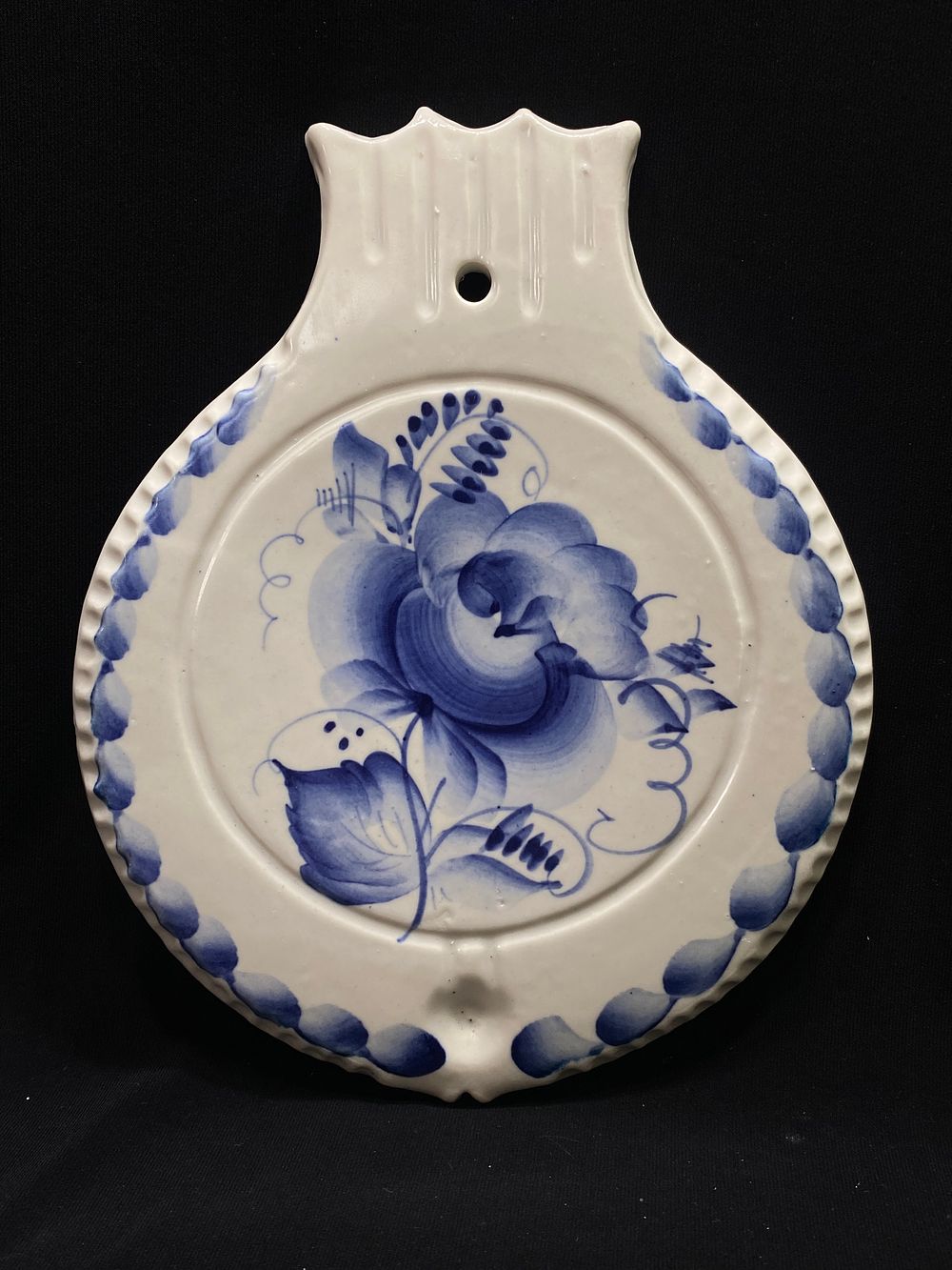 קרש חיתוך דקורטיבי פורצלן , טכניקת ג"זאל , עבודת יד אומן , חתום , מתוארך 1982 , פריט וינטאג' 