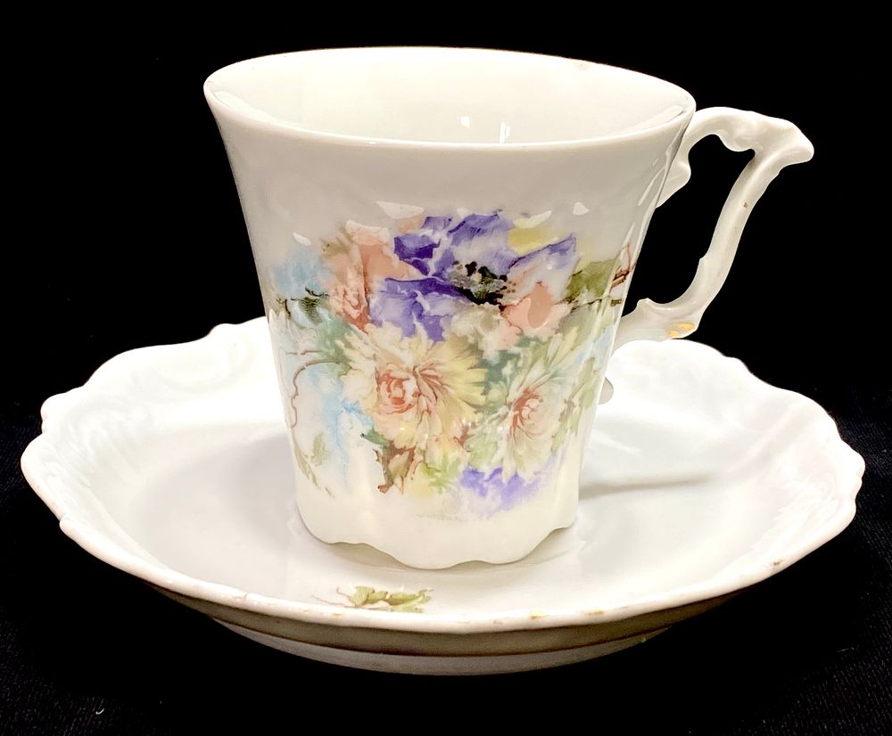 ספל ותחתית לתה / קפה פורצלן עתיק , צרפת ? , ציור עבודת יד , דקאלים , ידת מפוסלת ועבודת בלט 